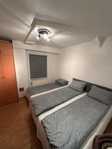 una camera con due letti e un soffitto di Apartman Humska a Sarajevo