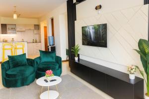 TV a/nebo společenská místnost v ubytování Nova Stays 1-Bedroom Apartment with Private Pool & Uninterrupted Seaview