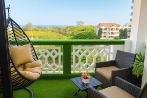 Balkón nebo terasa v ubytování Nova Stays 1-Bedroom Apartment with Private Pool & Uninterrupted Seaview