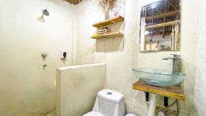 une salle de bain avec un lavabo et des toilettes dans l'établissement Aldea Muul Tuunich, à Bacalar 73 autres photos