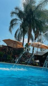 Piscina de la sau aproape de Urdesa Suites Hotel