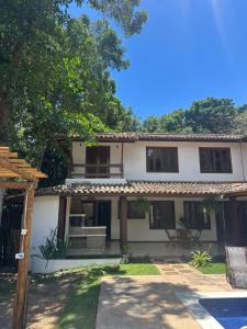 une vue d'une maison depuis l'allée dans l'établissement Pousada ViniCarmel Arraial d ajuda, à Arraial d'Ajuda