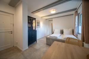 Ένα ή περισσότερα κρεβάτια σε δωμάτιο στο Fachwerkwohnung am Allerufer und Jakobsweg