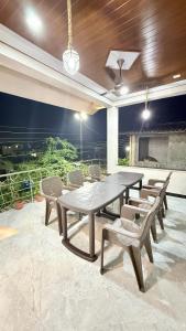 Balkón nebo terasa v ubytování Swara Homestay