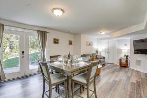 ein Esszimmer mit Tisch und Stühlen in der Unterkunft Suburban Comfort in Bowie! Apartment with Patio in Bowie