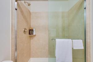 ein Badezimmer mit Dusche mit Glastür in der Unterkunft Suburban Comfort in Bowie! Apartment with Patio in Bowie + 20 Fotos