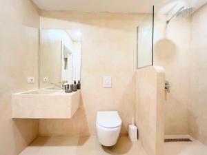 Koupelna v ubytování SMART STAY - Cave By the Sea + 27 fotografií