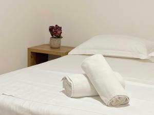 Postel nebo postele na pokoji v ubytování SMART STAY - Cave By the Sea