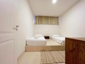 Postel nebo postele na pokoji v ubytování SMART STAY - Cave By the Sea