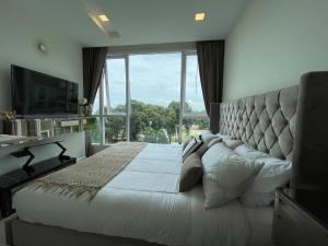 Postel nebo postele na pokoji v ubytování Delmare Beachfront Bangsaray + 41 fotografií