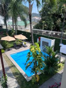 Piscina de la sau aproape de Urdesa Suites Hotel