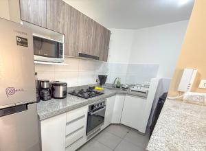 uma cozinha com fogão e geladeira em Modern XXL Apartment in San Miguel em Lima