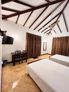 Postel nebo postele na pokoji v ubytování SkyLark Guest House