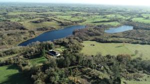 eine Luftaufnahme eines Hauses neben einem See in der Unterkunft A Mini Cruise in Limerick Escape to nature 2 nites for 150 euros in Adare