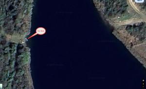 einem roten Marker in der Mitte eines Wasserkörpers in der Unterkunft A Mini Cruise in Limerick Escape to nature 2 nites for 150 euros in Adare