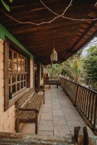 eine Veranda eines Hauses mit Bänken darauf in der Unterkunft Casa em Milho Verde - Minas Gerais in Sêrro + 13 Fotos