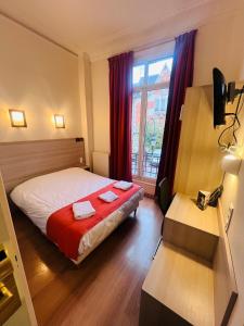 Postel nebo postele na pokoji v ubytování Hôtel De La Cathédrale