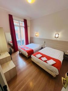 Postel nebo postele na pokoji v ubytování Hôtel De La Cathédrale