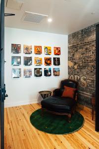 Χώρος καθιστικού στο Loft 301 The William - 3rd Ave Views - Carrigans