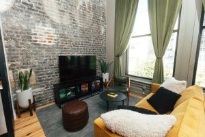 Μια τηλεόραση ή/και κέντρο ψυχαγωγίας στο Loft 301 The William - 3rd Ave Views - Carrigans