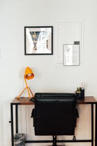 Un escritorio con una silla y una lámpara encima. en Loft 301 The William - 3rd Ave Views - Carrigans, en Birmingham