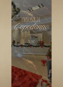 una vetrina di un negozio con decorazioni natalizie di Hotel Fiamma & SPA Cesenatico a Cesenatico