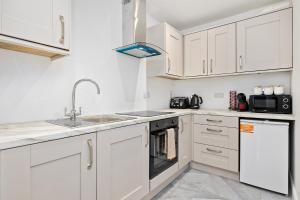 Kuchyň nebo kuchyňský kout v ubytování Dublin City Homestay - Richmond