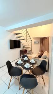 un salon avec une table, des chaises et un canapé dans l'établissement Apartamento Vista Mar São Luís Litorânea, à São Luís 31 autres photos