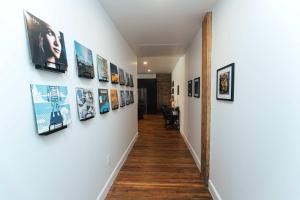 Un televizor și/sau centru de divertisment la Loft 302 - The William - Sunlit - Above Carrigans