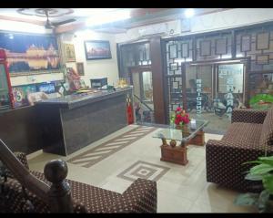 eine Lobby eines Ladens mit Stühlen und einer Theke in der Unterkunft Hotel Bharat Residency in Amritsar