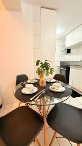une table à manger avec quatre chaises et une salle à manger dans l'établissement Apartamento Vista Mar São Luís Litorânea, à São Luís