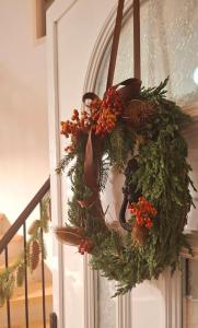 a christmas wreath is hanging on a door at La Casuca del Olivo in Ceceñas