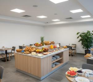 Jídlo v aparthotelu nebo okolí + 16 fotografií