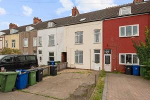 a row of houses with trash cans in front of them at Immingham Contractors stay in Immingham