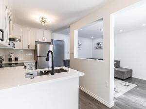 Kuchyň nebo kuchyňský kout v ubytování 4 Bedroom 2,5 Bath Home!