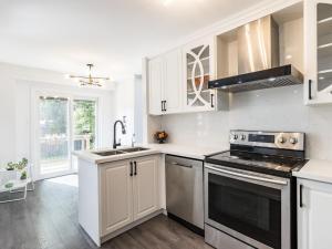 Kuchyň nebo kuchyňský kout v ubytování 4 Bedroom 2,5 Bath Home!