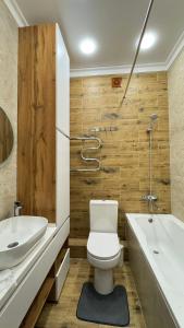 Ένα μπάνιο στο Квартира на левом берегу в ЖК Alpamys A4 +19 φωτογραφίες