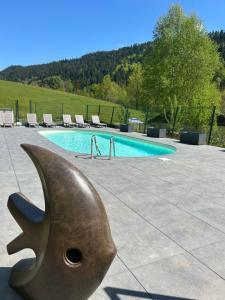 Bazén v ubytování Domaine des oiseaux nebo v jeho okolí