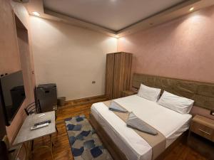 Ένα ή περισσότερα κρεβάτια σε δωμάτιο στο Cairo-Płazà City Hotel