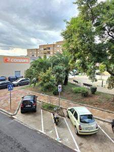 Dos coches estacionados en un estacionamiento frente a un edificio. en Habitación Tranquila, Agradable cerca de Valencia en Vivienda Compartida, en Paterna