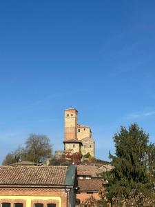 セッラルンガ・ダルバにあるAppartamento Le Aieの屋根の高台城