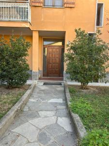 une porte menant à une maison avec une passerelle en pierre dans l'établissement Appartamento Le Aie, à Serralunga d'Alba 26 autres photos