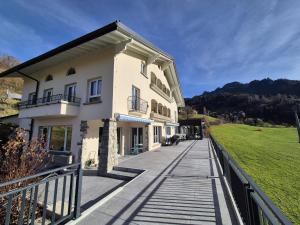 沙尔梅Résidence Bellevue - Hôtel et Studios的一座白色的建筑,在田野旁边设有栅栏