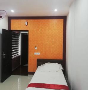 Una cama o camas en una habitación de Crystal tower