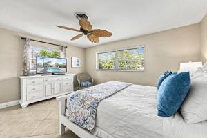 ein Schlafzimmer mit einem Bett und einem Deckenventilator in der Unterkunft Sand Dollar Cottage - 910 in Siesta Key + 75 Fotos