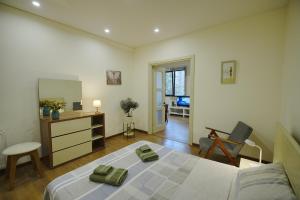 Ένα ή περισσότερα κρεβάτια σε δωμάτιο στο Cozy Apartment Near Holiday Inn