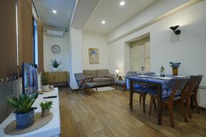 Χώρος καθιστικού στο Cozy Apartment Near Holiday Inn
