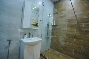 Ένα μπάνιο στο Cozy Apartment Near Holiday Inn +20 φωτογραφίες