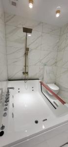 Ένα μπάνιο στο Georgia,Saburtalo berbukis 10street