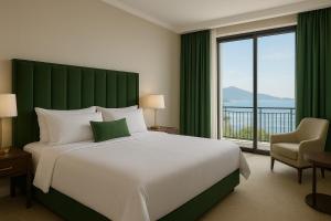 巴库Khatai Deluxe Hotel的一间卧室，配有一张大床和一扇大窗户。